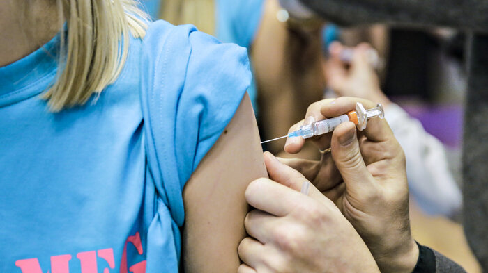 Hpv-vaksine Bildet viser en arm det blir satt hpv-vaksine i.