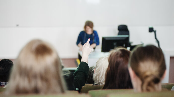 Bildet viser studenter som sitter i forelesning Bildet viser studenter som sitter i forelesning