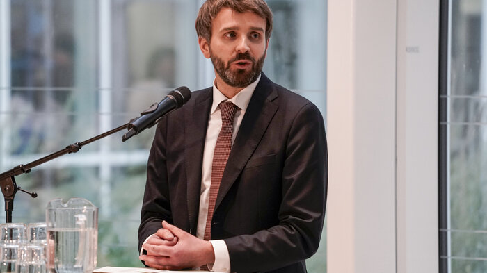 Bildet viser helseminister Jan Christian Vestre på talerstolen