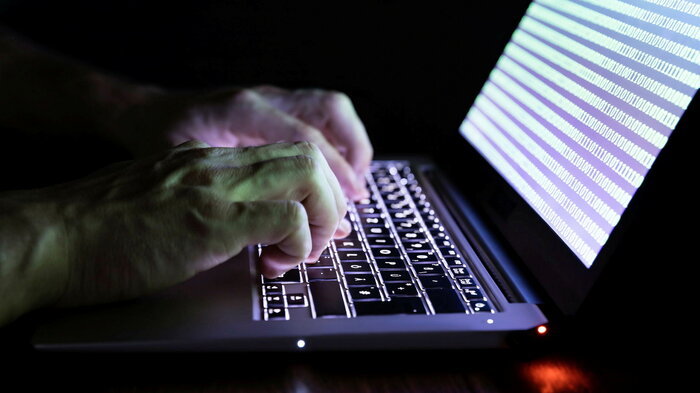 Data Fingre som taster på et tastatur