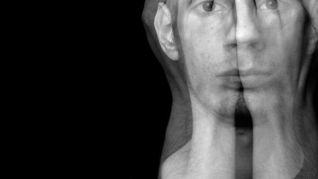 Et sort-/hvittbilde som viser en mann med hendene foran ansiktet. Hendene er transparente slik at man kan se ansiktet hans. Et sort-/hvittbilde som viser en mann med hendene foran ansiktet. Hendene er transparente slik at man kan se ansiktet hans.