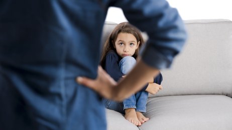 Engstelig barn kryper sammen i sofaen. Engstelig barn kryper sammen i sofaen.