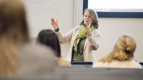 Ingrid Ruud Knutsen Bildet viser Ingrid Ruud Knutsen som underviser