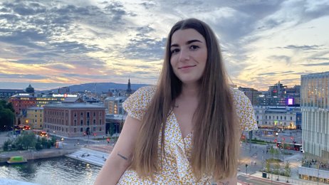 Emily Kolstad Stephensen Bildet viser sykepleierstudent Emily Kolstad Stephensen på toppen av Operahuset i Oslo en sommerdag