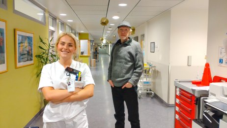 Sykepleier og pasient Bildet viser en sykepleier og en pasient på sykehus