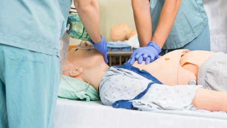 Simuleringsdokke Bildet viser sykepleiere som øver på en simuleringsdokke.