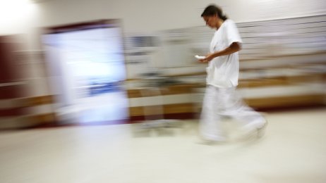 Sykepleier Bildet viser en sykepleier på sykehus som løper og stresser