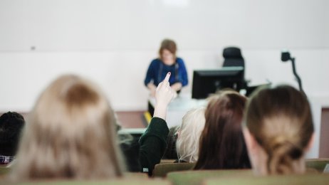 Bildet viser studenter som sitter i forelesning