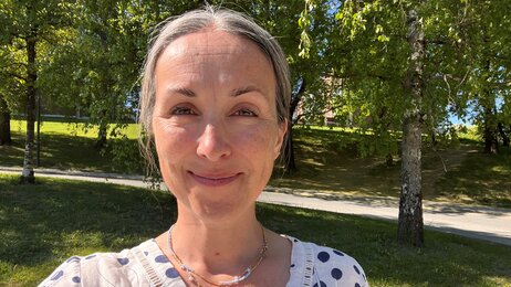 Bildet viser innleggsforfatter Claire Berkeli. Hun tar en selfie av seg selv ute i parken.