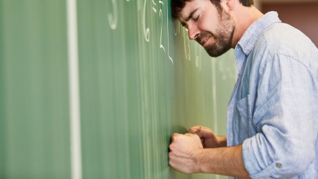 matematikk og sykepleie Bildet viser en frustrert mann foran en tavle