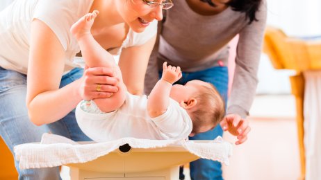 Helsesøster på hjemmebesøk.(Illustrasjonsfoto: Colourbox) Bildet viser helsesøster på hjemmebesøk hos mor og baby.(Illustrasjonsfoto: Colourbox)