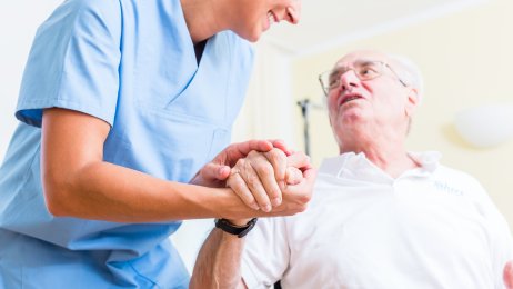 MOTIVERENDE: Sykepleiere ønsker å hjelpe pasientene, og synes det er hyggelig å få anerkjennelse. Illustrasjonsfoto: Colourbox MOTIVERENDE: Sykepleiere ønsker å hjelpe pasientene, og synes det er hyggelig å få anerkjennelse. Illustrasjonsfoto: Colourbox