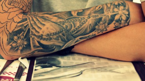 Tatovering, symboleffekt Bilde viser tatoverte armer.