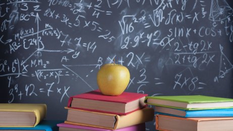 Bokstabler i et klasserom med tavle