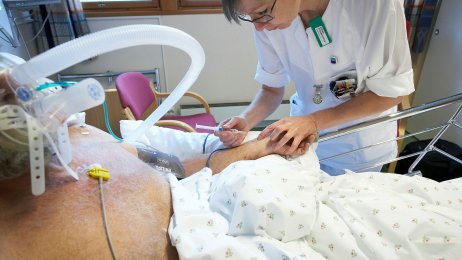 Intensivsykepleie Sykepleier setter sprøyte på pasient, intensivavdelingen på Moss sykehus.