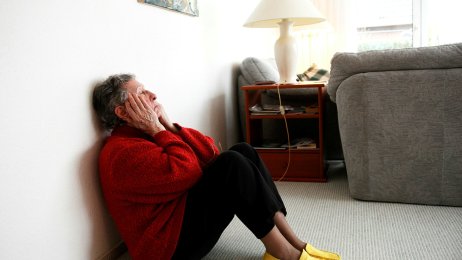 Depresjon hos eldre Ensomhet og depresjon blant eldre. Eldre kvinne sitter på gulvet i leiligheten sin. NB! Modellklarert. Foto: © Mike Schröder / Argus / Samfoto