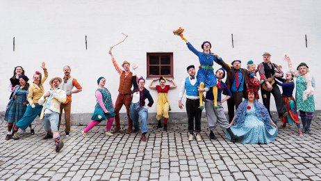 Klokkeklovnene Klokkeklovnene er en gruppe klovner som opptrer på sykehjem.