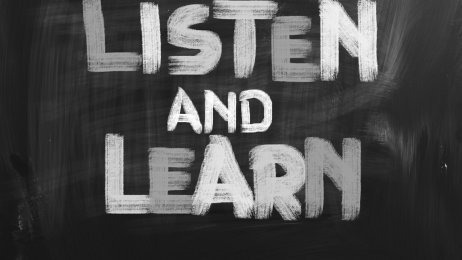 Tavle med teksten "Listen and learn" Tavle med teksten "Listen and learn"