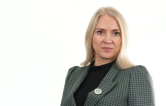 Portrett av kvinne, lyst langt hår, svart og grårutete blazer