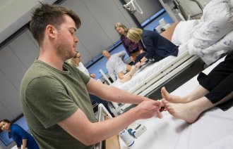 islandsk student sjekker diabetesfot Bildet viser islandsk student som sjekker diabetesfot