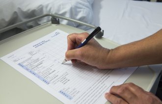 PedSAFE-skjema Bildet viser en hånd som fyller ut et PedSAFE-skjema