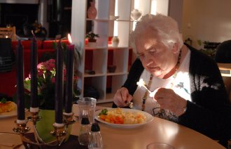 Valget mellom kok/kjøl og kok/server innen eldreomsorgen engasjerer mange. På Løten helsetun holder de seg til sistnevnte. Bildet viser beboer Marit Torp som inntar middagsmaten ved Løten helsetun.