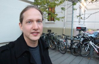 Stein Kyrre Sørensen, sykepleier, forfatter, 4 Bildet viser Stein Kyrre Sørensen utenfor Litteraturhuset i Oslo.
