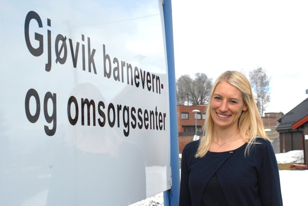 Silje Frivold har vært med på å organisere Exit-grupper i Gjøvik siden våren 2015. Bildet viser psykolog Silje Frivold fra Bufetat ved inngangsskiltet til Gjøvik barnevern- og omsorgssenter.