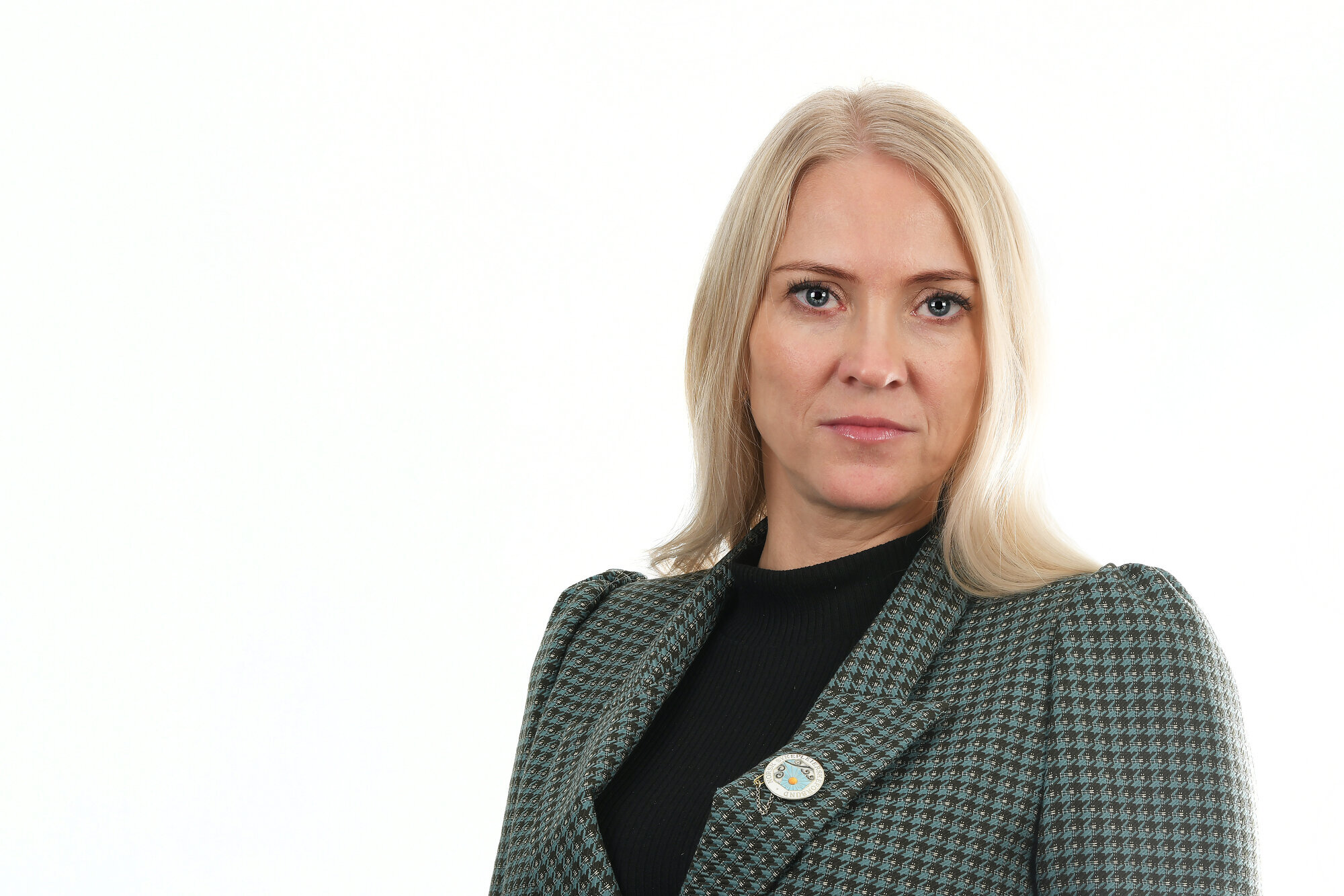 Portrett av kvinne, lyst langt hår, svart og grårutete blazer