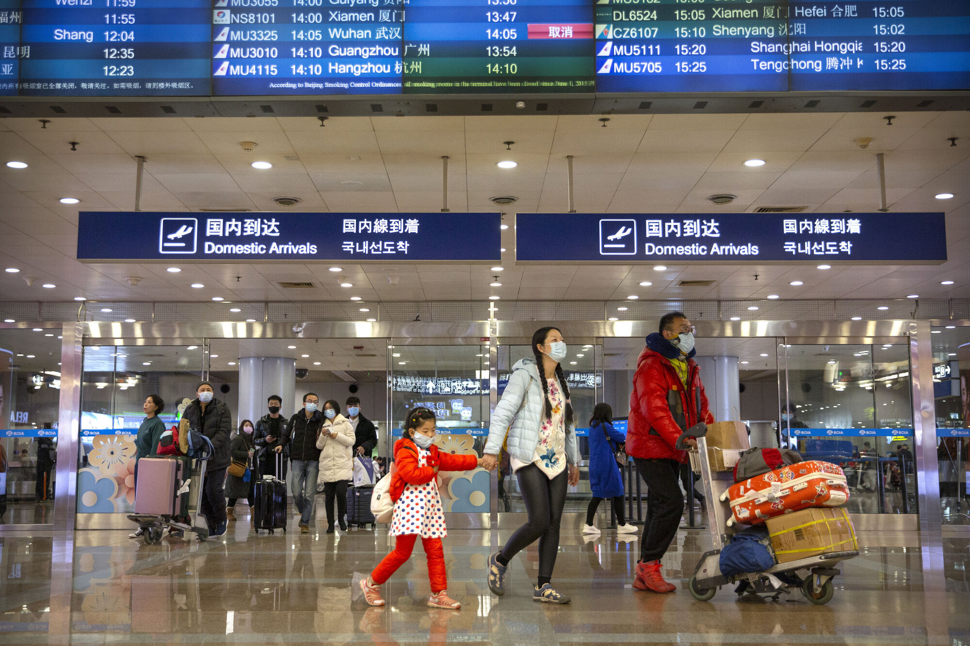 Virus Passasjerer med fly fra Wuhan har ankommet Beijing internasjonale flyplass 23. januar. Passasjerene bruker munnbind.