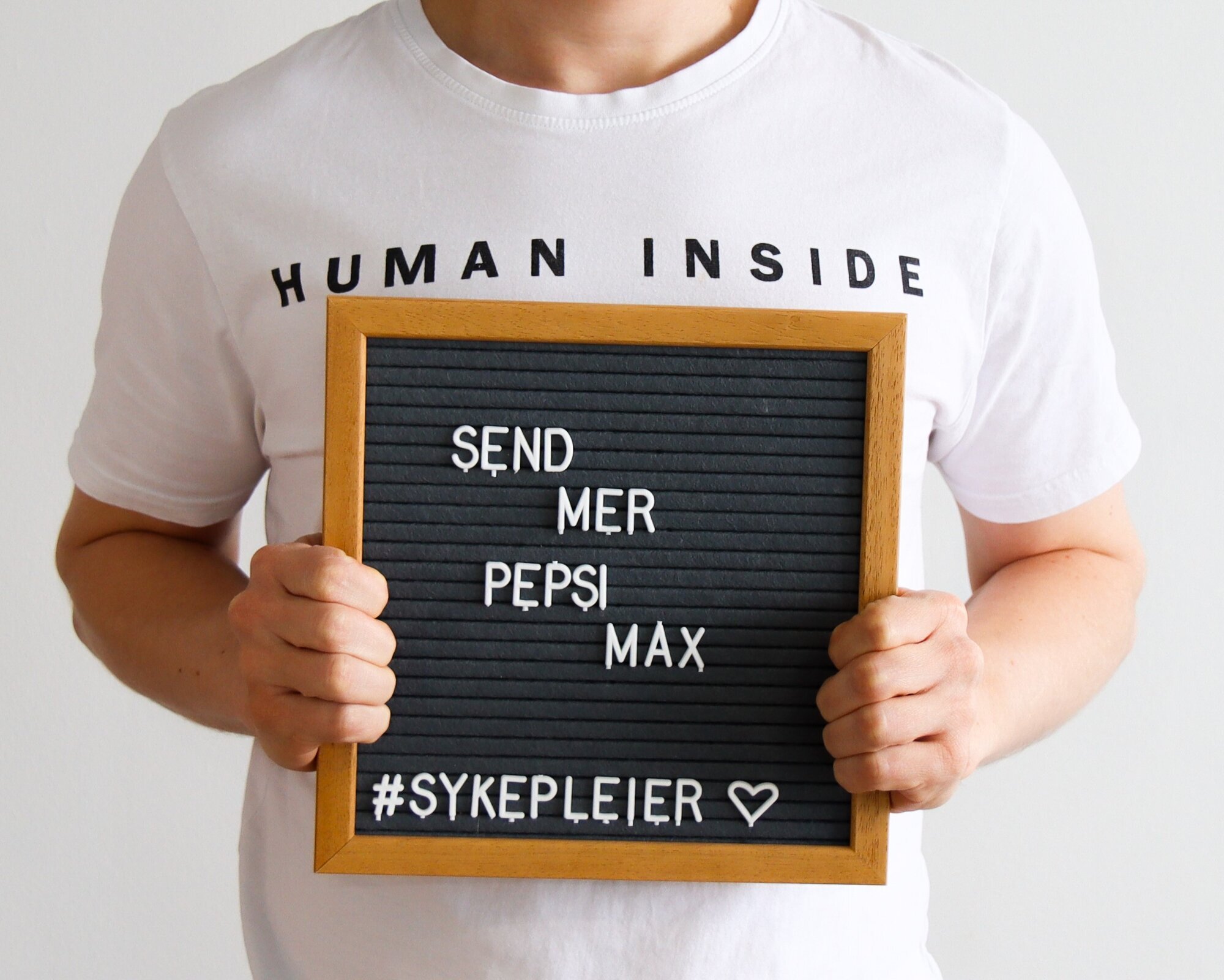 Anders Christoffersen Bildet viser Anders Christoffersen som holder opp en tavle der det står send mer pepsi max.