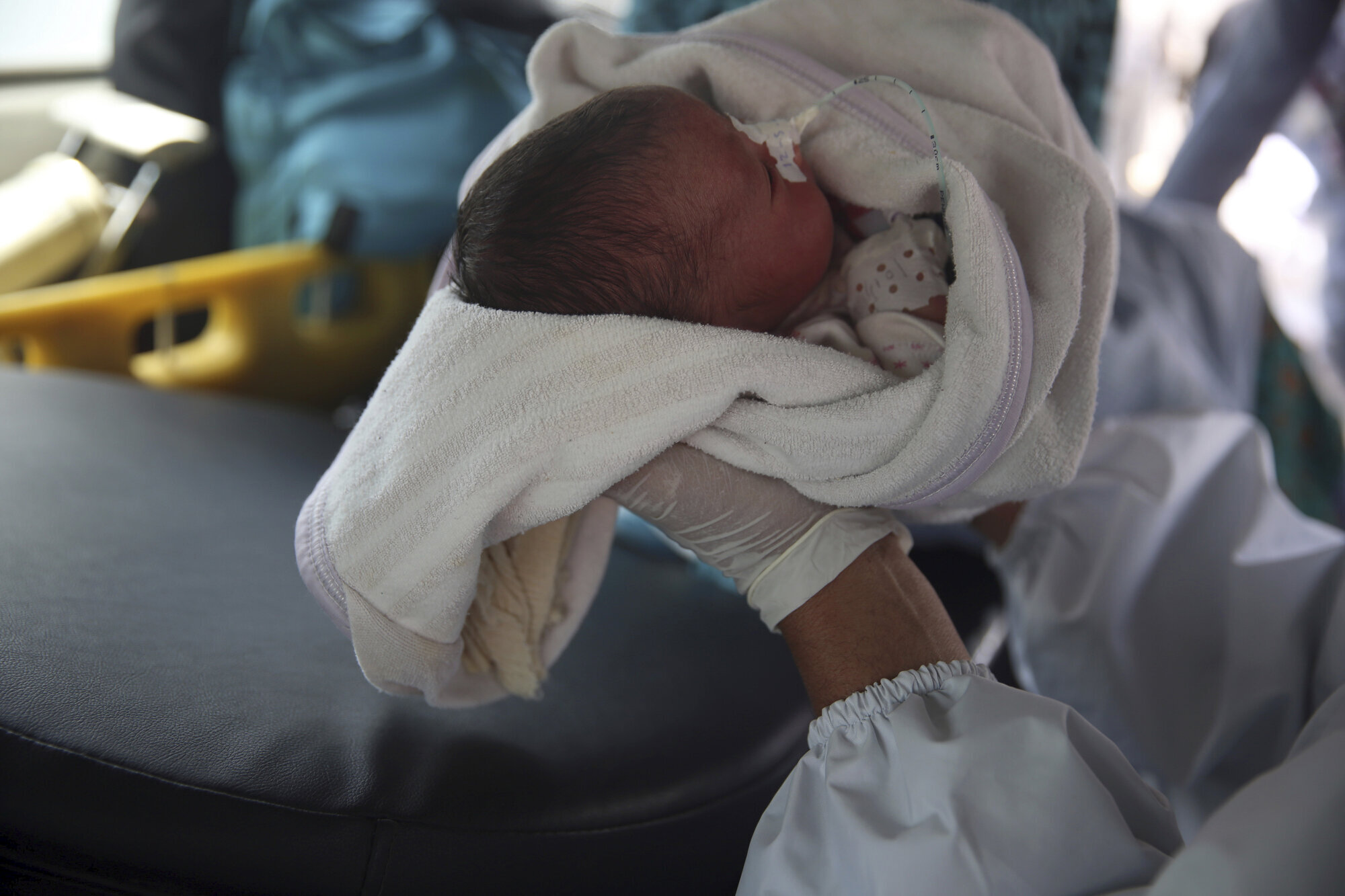 Baby i anbulanse i Kabul.