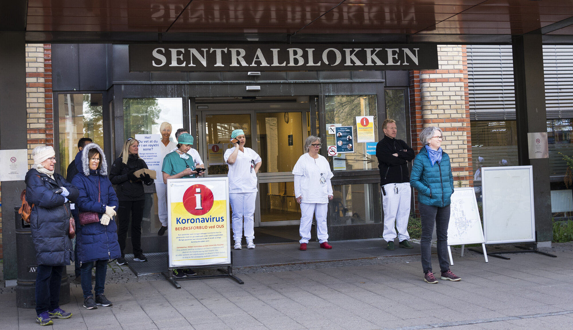 Noen få fremmøtte ved Ullevåls hovedinngang Bildet viser noen få fremmøtte ved Ullevåls hovedinngang