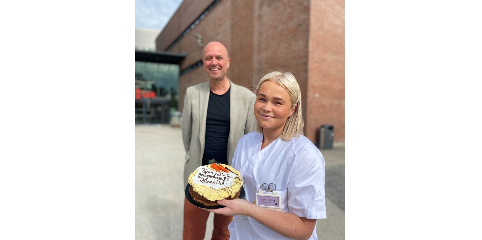 Praksis Student Lene Utzig og dekan Anders Johan W. Andersen deler ut kake til praksisplasser