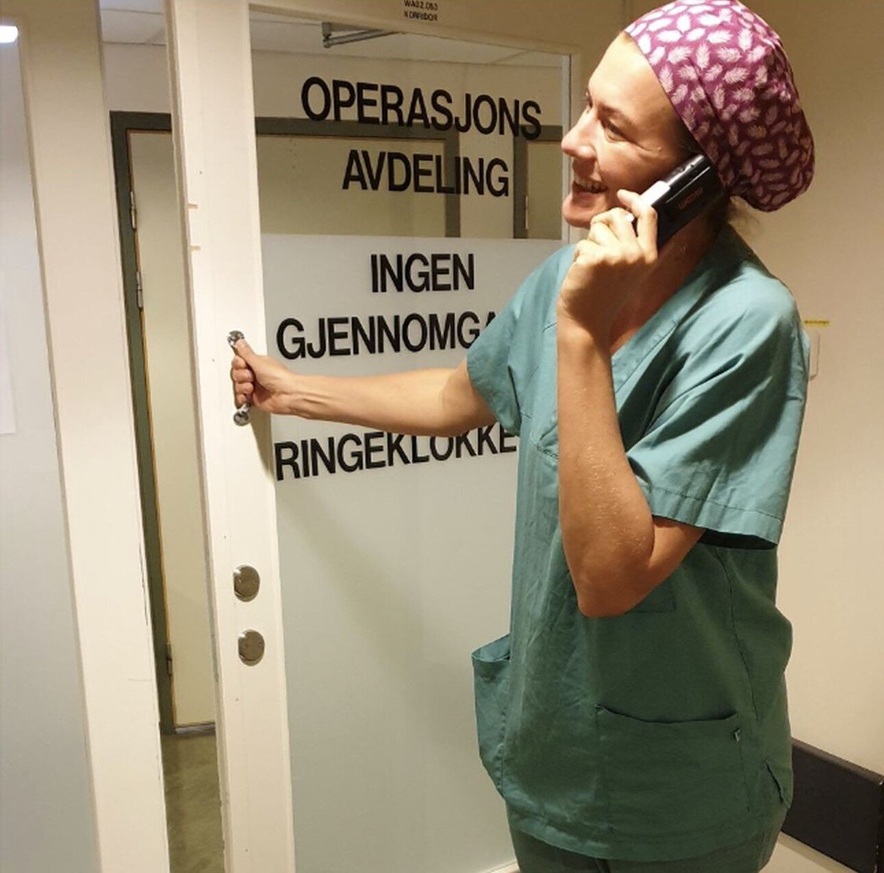 Ski dagkirurgi Bildet viser en operasjonssykepleier som åpner døren inn til operasjonsavdelingen.