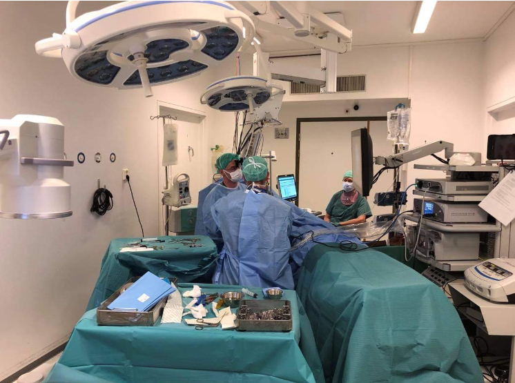 Ski dagkirurgi Bildet viser et operasjonsteam på en operasjonsstue.