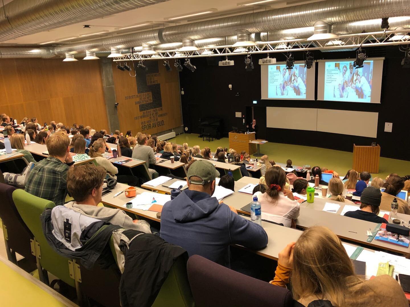 Undervisning, studenter Bildet viser studenter som får undervisning i et auditorium.
