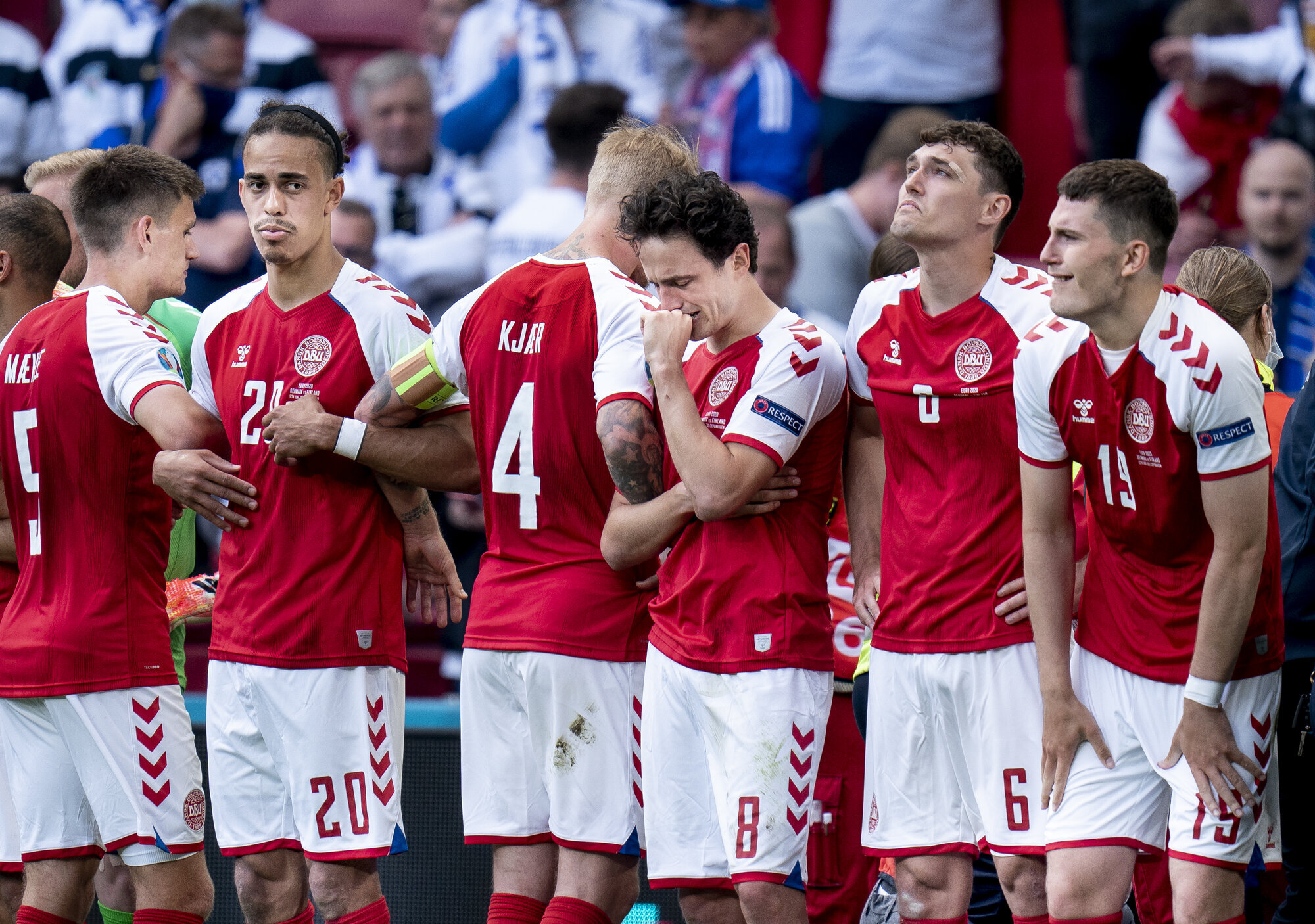 EM landskamp mellom Danmark og Finland Bildet viser EM landskamp mellom Danmark og Finland12. juni 2021. Fotballspiller Christian Eriksen får livreddende behandling mens lagkamerater står rundt ham.