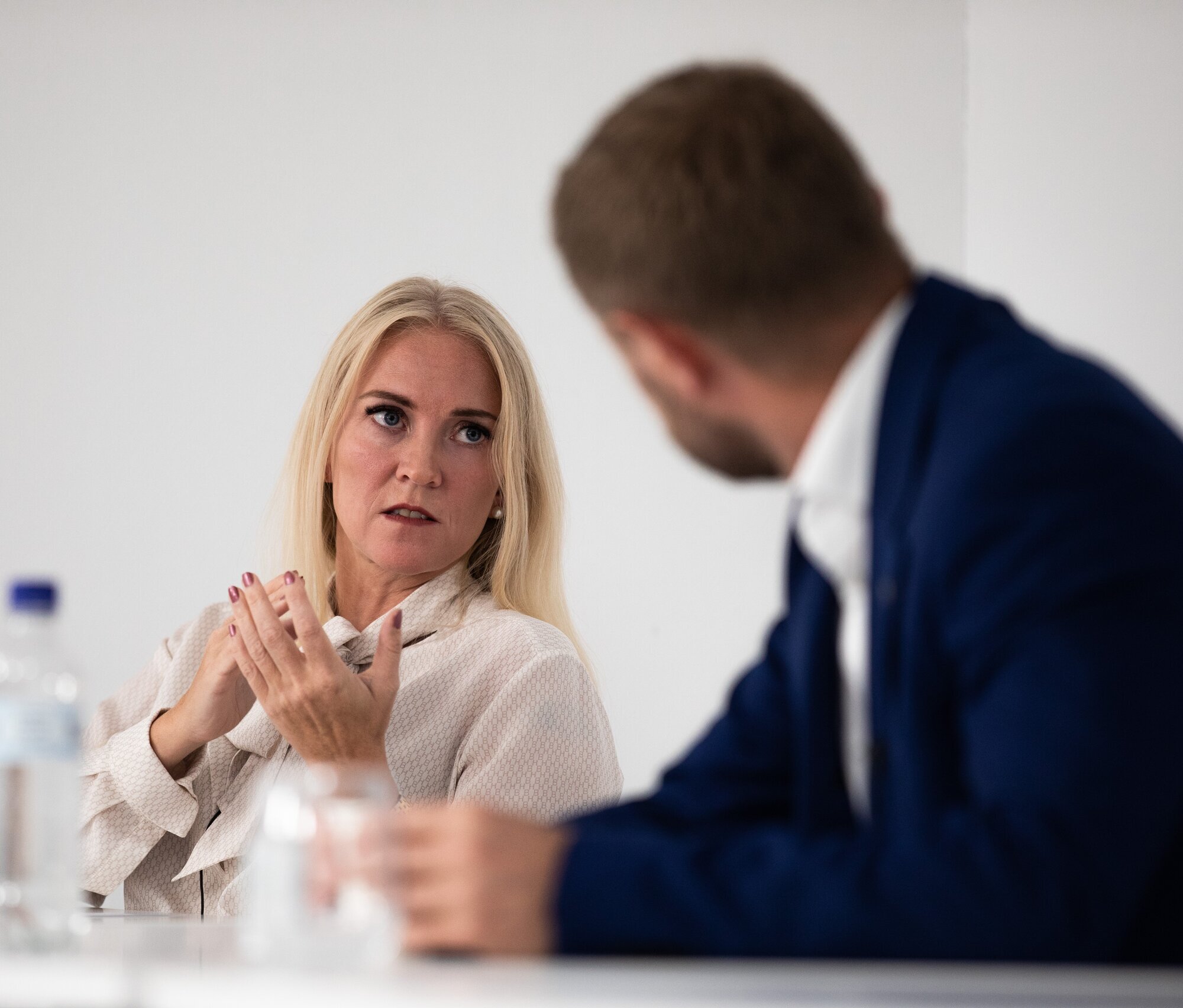 Lill Sverredatter Larsen i samtale med Bent Høie Bildet viser Lill Sverredatter Larsen i samtale med Bent Høie