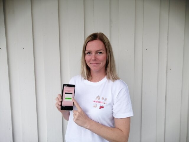 Ann Kristin Nygård, Universitetet i Agder Bildet viser Ann Kristin Nygård med en mobiltelefon.