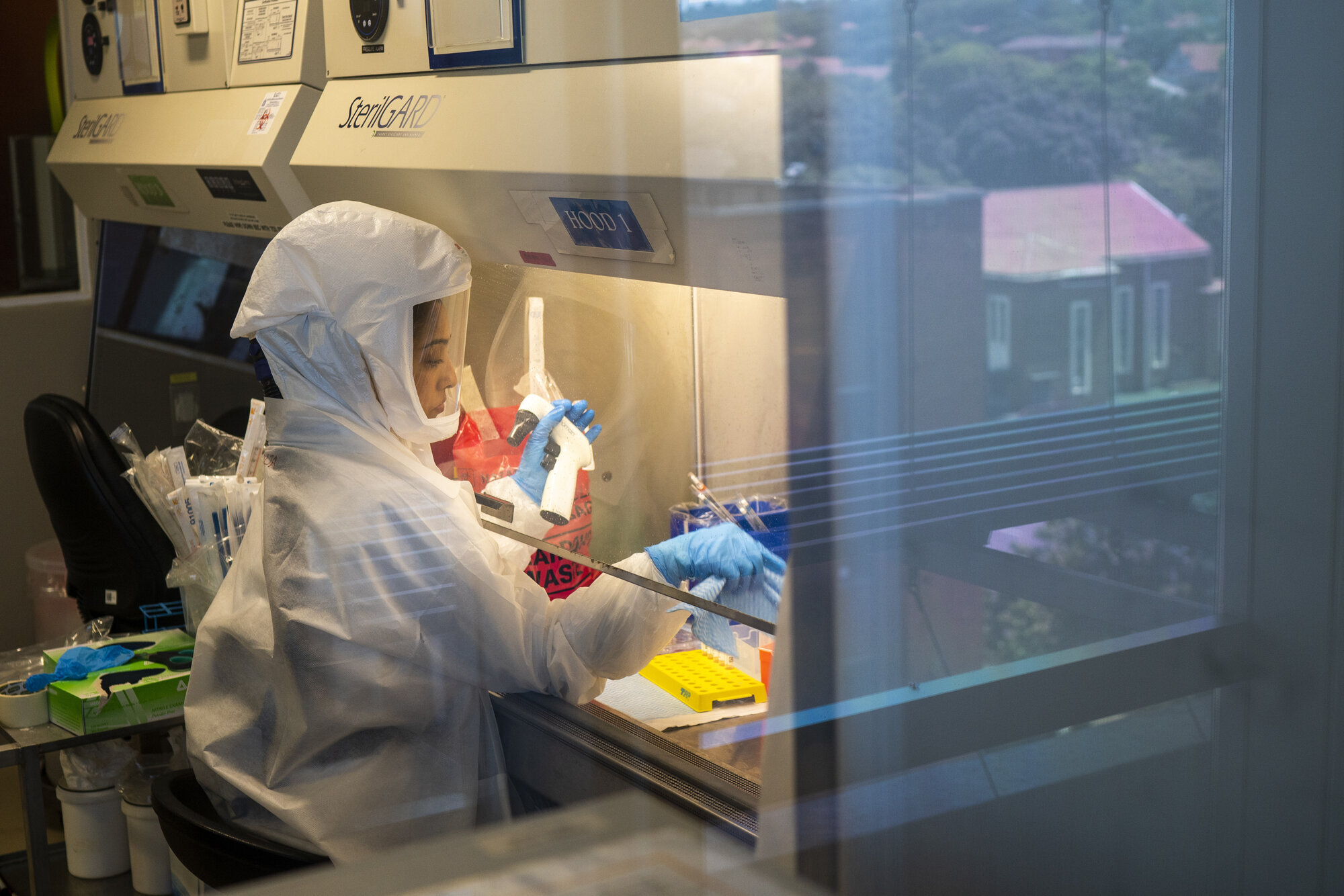 Forsker på lab i Sør-Afrika Forsker på lab i Sør-Afrika