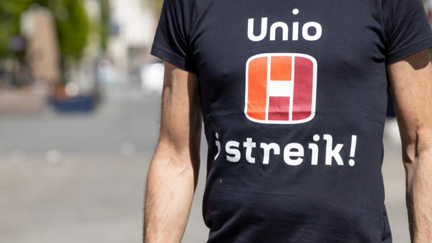 Unio Bildet viser overkroppen til et menneske med en t-skjorte som det står Unio streik på.