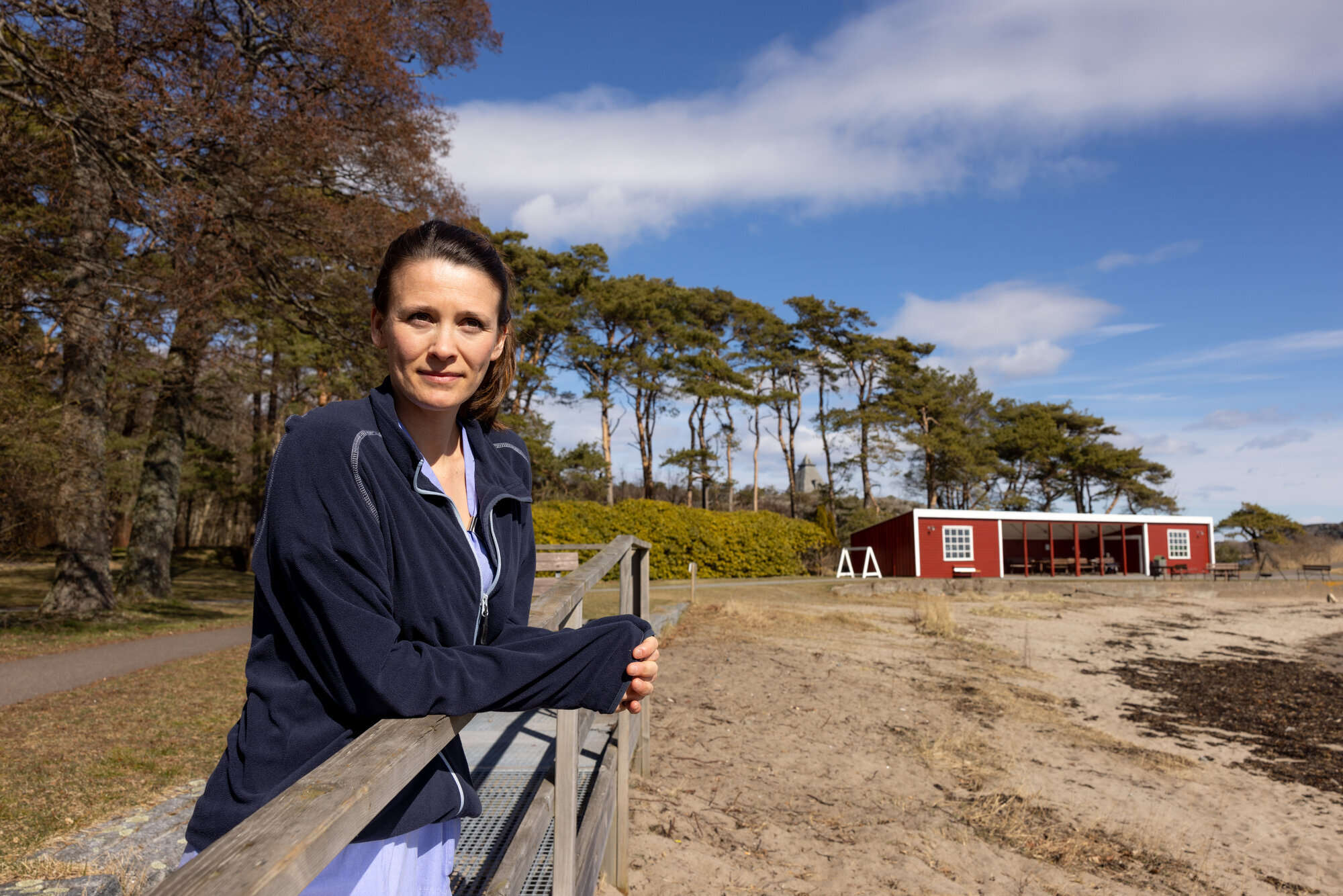 Elisabeth foran båthuset Bildet viser Elisabeth foran båthuset