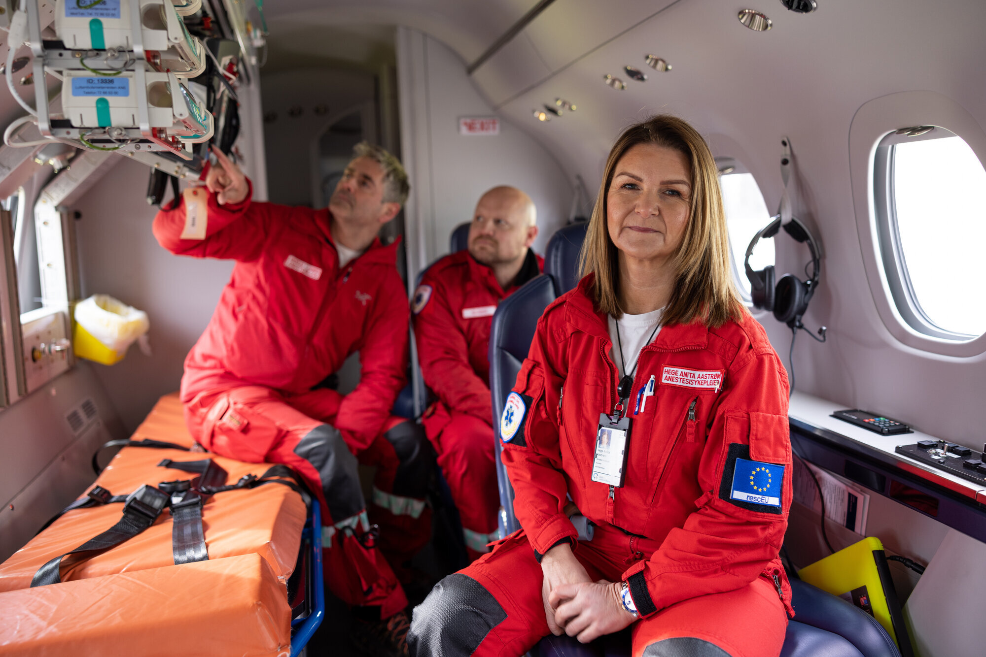 Ambulansetjenesten. Bak fra v: anestesilege Andreas E. Hansen, paramedikc Andreas Gustavsen og anestesisykepleier Hege Anita Aastrøm. Ambulansetjenesten. Bak fra v: anestesilege Andreas E. Hansen, paramedikc Andreas Gustavsen og anestesisykepleier Hege Anita Aastrøm.