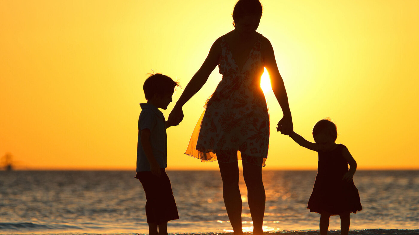 Familie i solnedgang Familie i solnedgang på strand