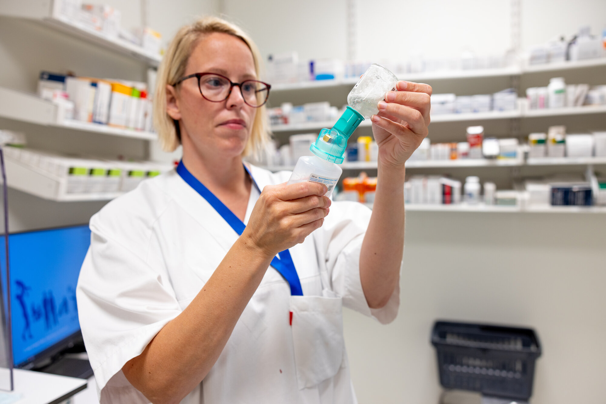 Andrika Hagfjäll-Lande blander ut antibiotika Bildet viser Andrika Hagfjäll-Lande blande ut antibiotika