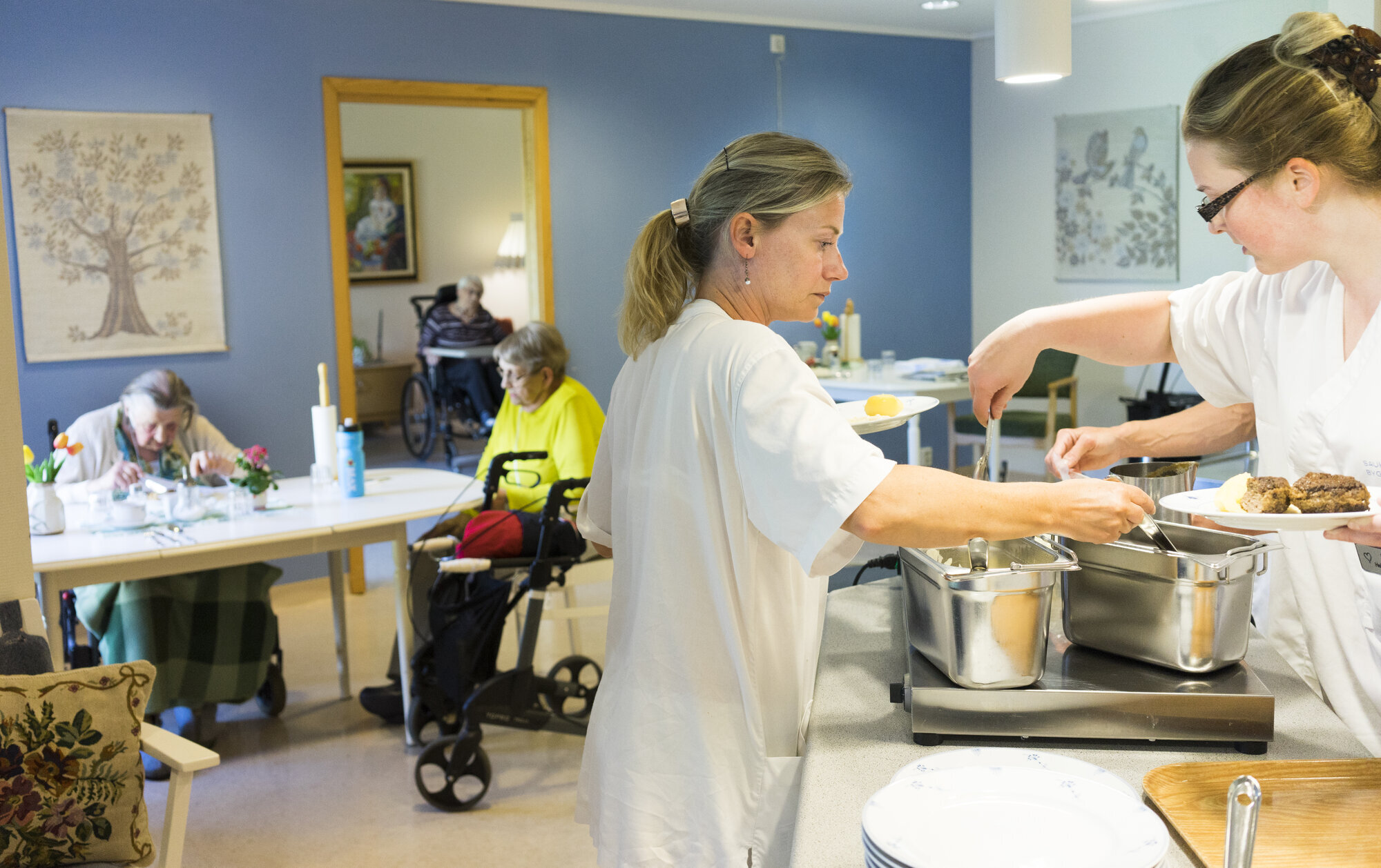 middagsservering ved sykehjem bildet viser middagsservering ved sykehjem