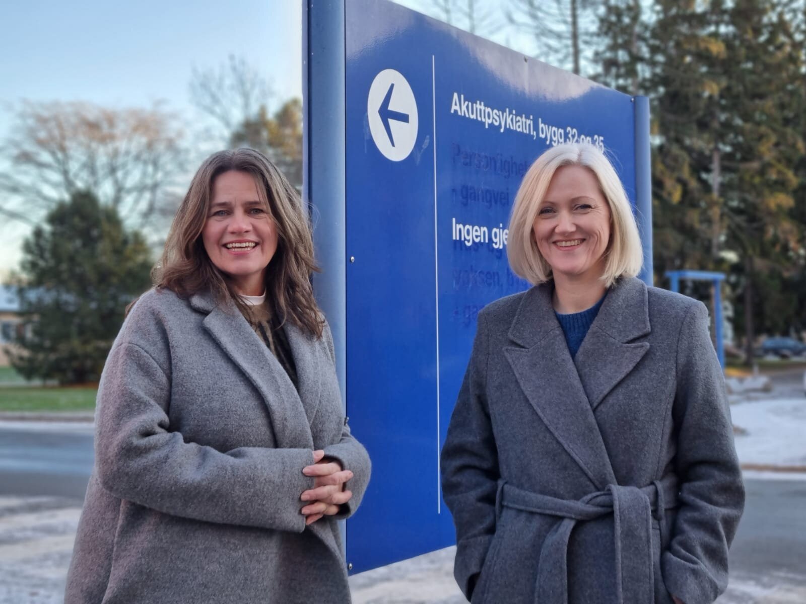Brynhildur Ólafsdóttir (t. v) og Astrid Subra To kvinner står foran skiltet til akuttpsykiatrisk mottak på Ullevål sykehus