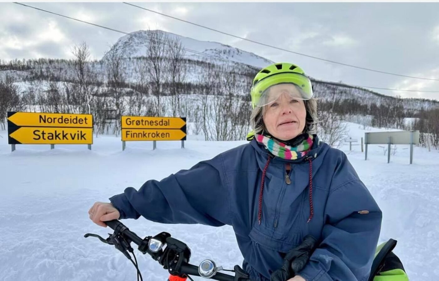 Bildet viser Torill Schneider Aarøen på vei til jobb på sykkel Bildet viser Torill Schneider Aarøen på vei til jobb på sykkel