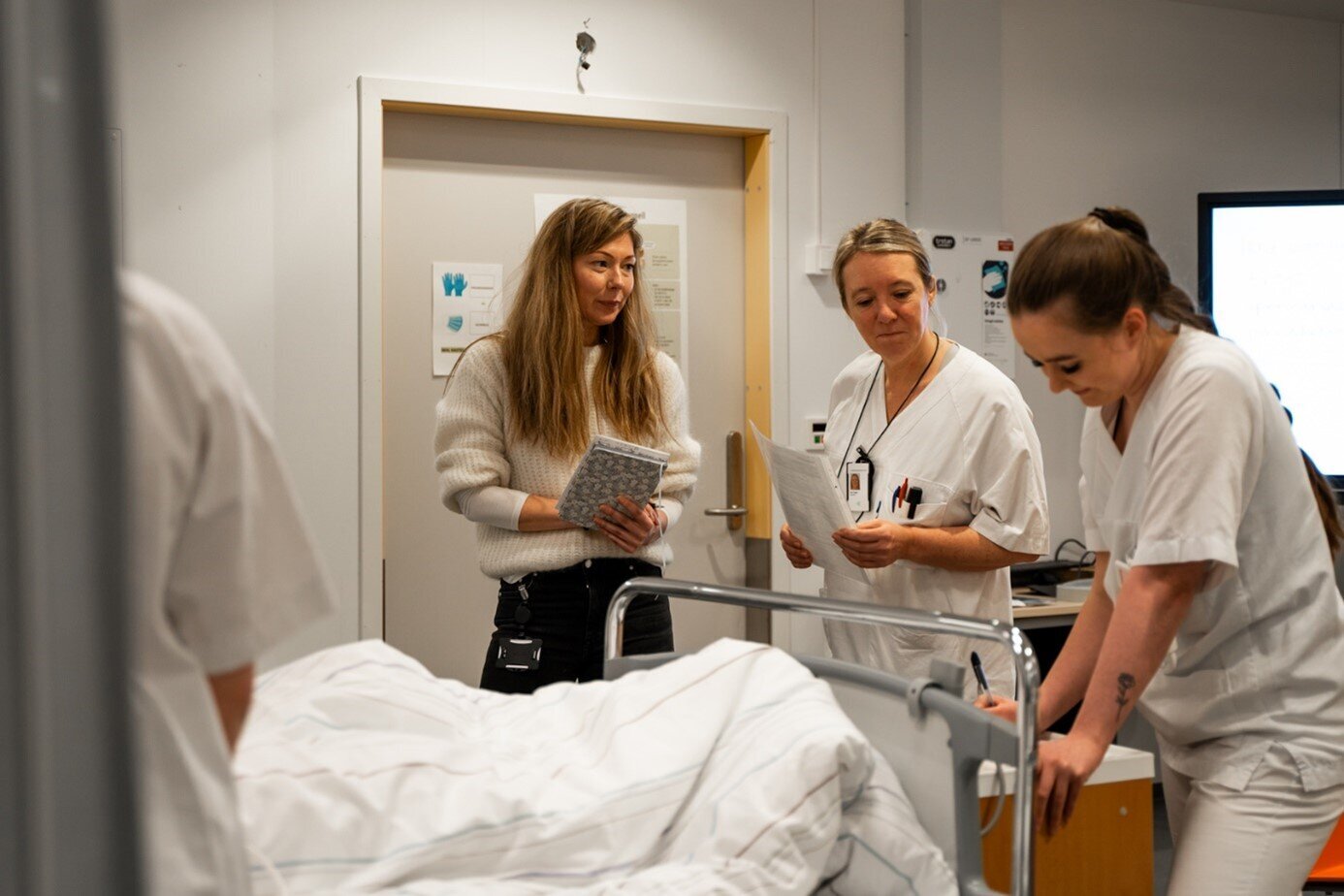 Lærer og praksisveileder observerer sykepleierstudent under simulering Universitetslektor Linn Tangen ved UiT og praksisveileder Linn Tangen fra hjertemedisinsk avdeling ved UNN observerer sykepleierstudent Mathilde Richardsen Krogstad i rollen som ansvarlig sykepleier.